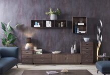 Małe komody, stoły do niewielkich wnętrz i kompaktowe konsole – porady zakupowe Małe komody